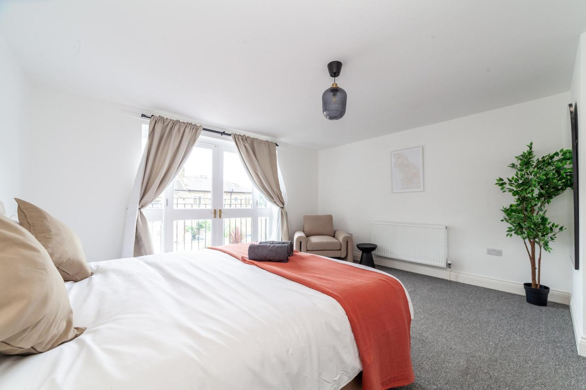 Arte Stays Serviced Houses Stratford - 3 Bedrooms 2 Bathrooms Houses London, Stratford, Maryland, Free Parking, Garden, Weekly Or Monthly Stays - Up To 8 Guests Eksteriør billede